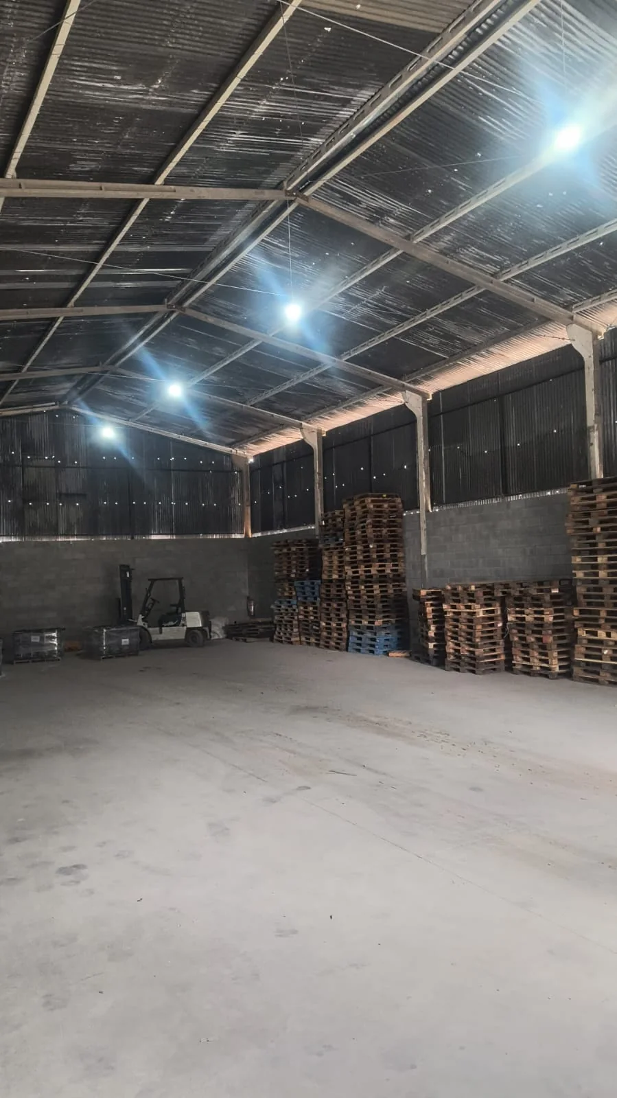 Galpão para operação de cross docking com pallets e empilhadeira
