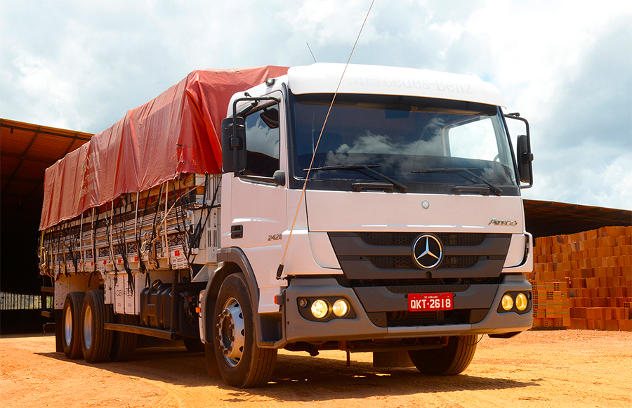Imagem de um caminhão ilustrando o transporte de materiais de construção